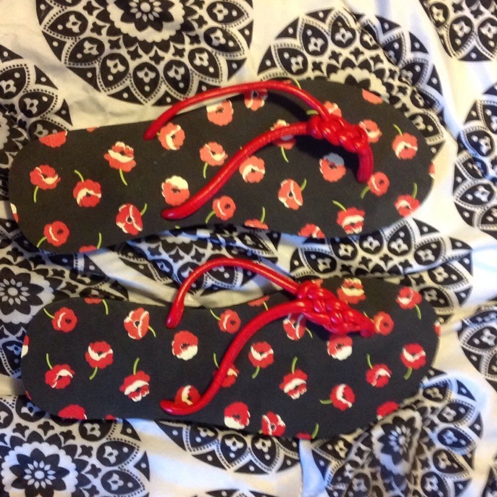 #332 Vera Bradley Red Poppy Floral Sandals. Sze. 10